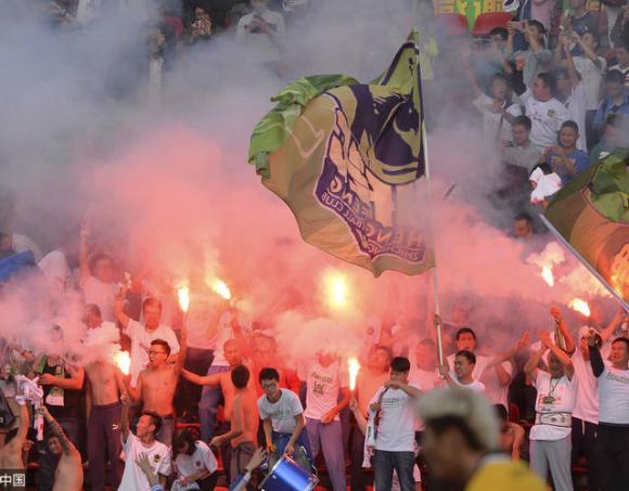贵州智诚2-1天津权健 球迷放烟火庆祝智诚绝杀