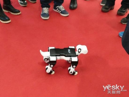 活灵活现 e-DOG四足仿生智能机器人造型顽皮