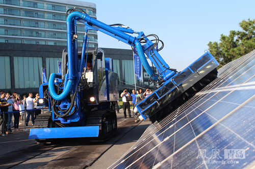 青岛发布国内首台光伏电站智能无水清洁机器人