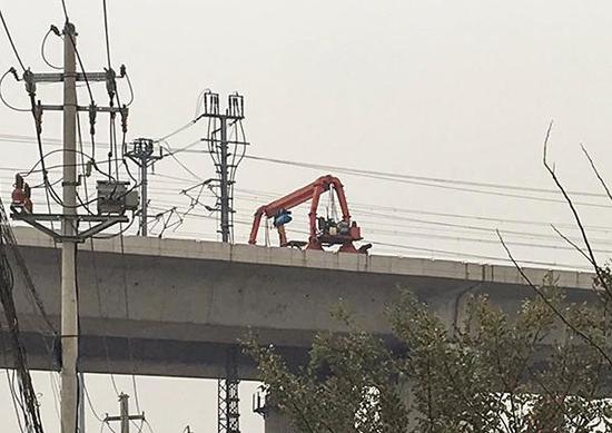 [头条]:官方通报济南西工厂事故 损坏铁路供电设