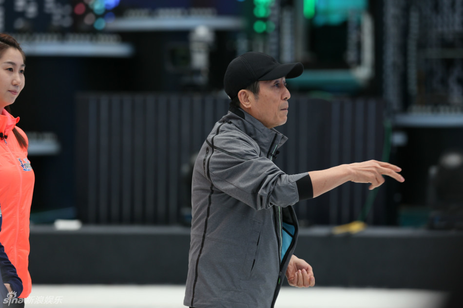 【头条】:张艺谋现身歌会现场 疑执导北京跨年