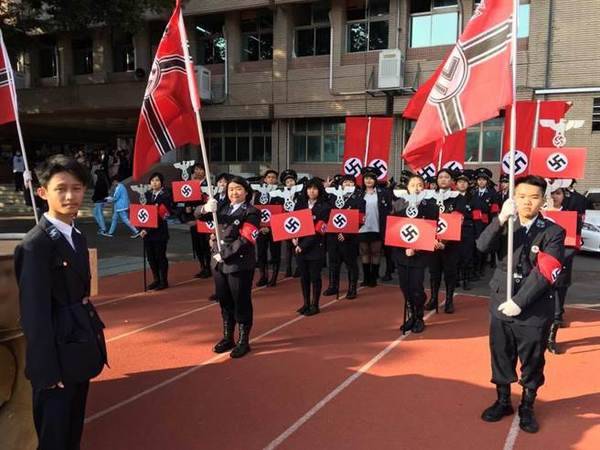 [头条:台湾学生举纳粹旗参加校庆,台"教育部长"道歉