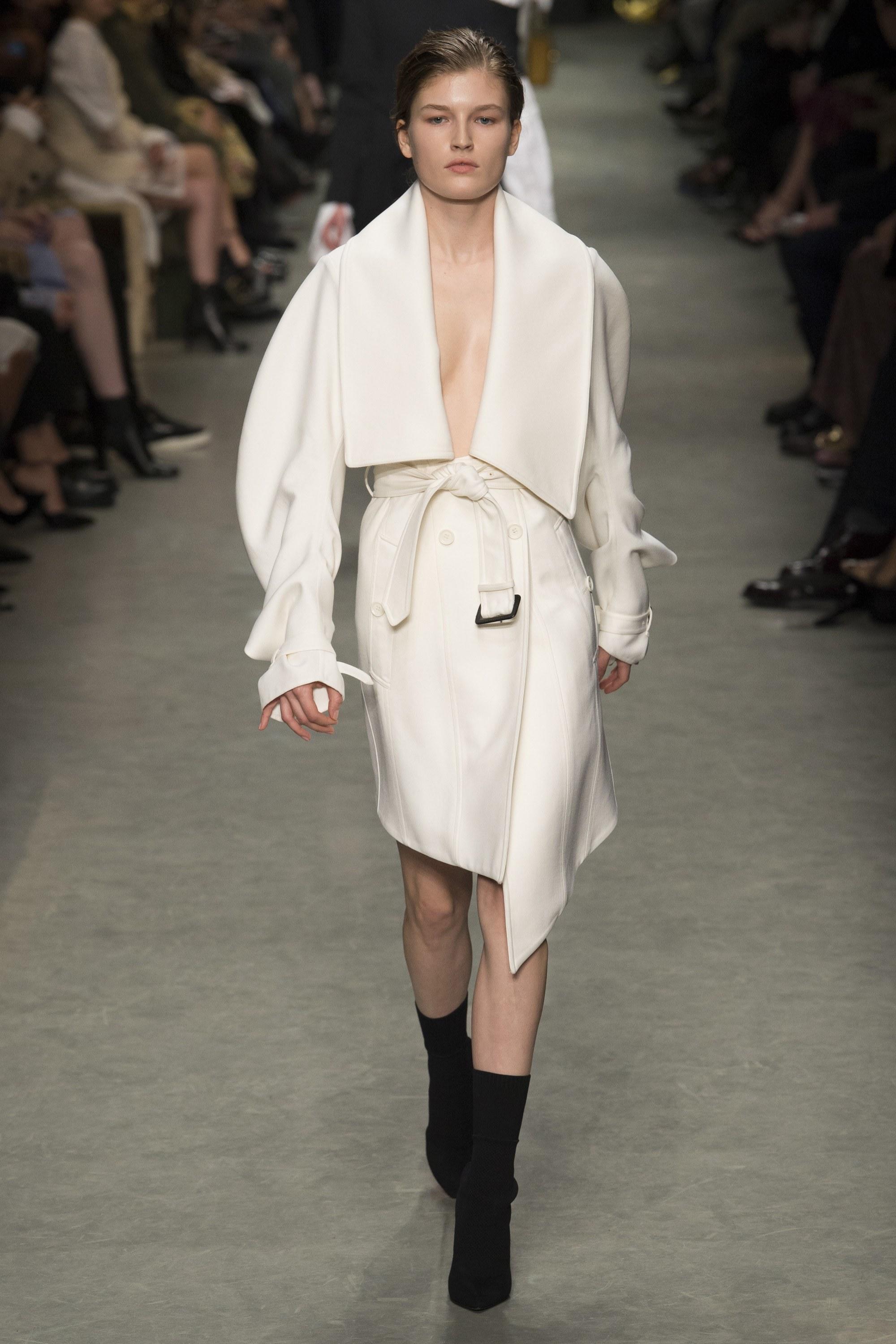 [视点]:吴亦凡+周冬雨 Burberry 「即看即买」的