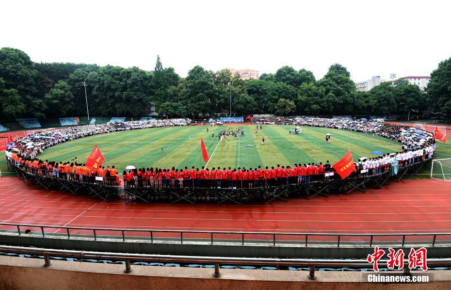 【视点】:武汉一大学四千多人拍“最牛毕业照”场面壮观