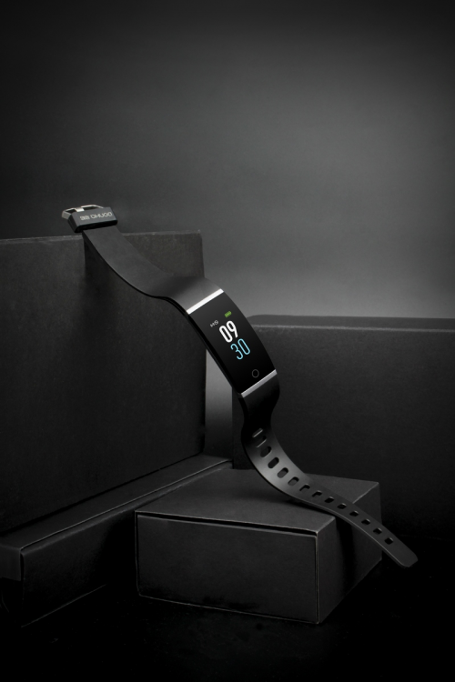 网红动哈小影NFC彩屏智能手环突破众筹目标