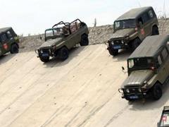 你以为你那两下子叫越野？看看解放军战士的卡车漂移