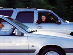 马路流氓疯狂别车 老司机忍无可忍怒撞车尾