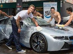 强行收费擦车你肯定见过 但老外是这么应对的