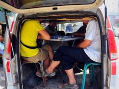 拉货拉人都能超载 一台卡车驾驶舱里竟然塞了十个人