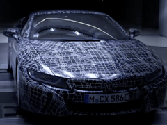 还是一款混合动力 2018宝马i8 Roadster官方视频公布