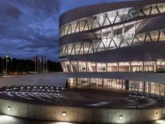 奔驰博世合作研发自动驾驶 完全自动泊车系统率先测试