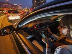 马自达申请全新专利 竟然给驾驶员“开车玩手机”提供便利？